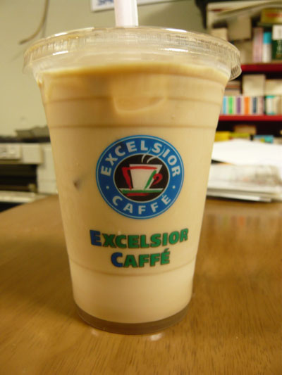 EXCELSIOR CAFFE のアイスラテ（M）